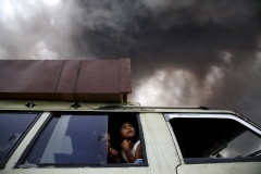 Beawiharta Beawiharta, luglio 2015.Ramadinah Milala,8 anni,e la sua famiglia scappano dalla loro casa a causa dell’eruzione del vulcano Sinabung sull’isola di Sumatra,Indonesia.Nella fuga, hanno dovuto abbandonare tutto,anche mucca e gatto