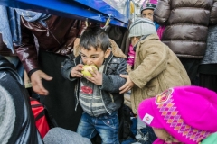 Iker Pastor, marzo 2016.  Un bambino mangia una mela nel campo di Idomeni in Grecia, vicino al confine con la Macedonia