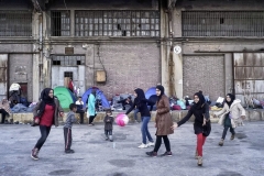 Milos Bicanski, marzo 2016.  Bambine siriane giocano a pallone fuori dal terminal passeggeri del Pireo, Grecia