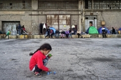 Milos Bicanski, marzo 2016.  Bambini migranti giocano nel porto del Pireo. La chiusura dei confini più a nord nei paesi balcanici sta costringendo oltre trentamila rifugiati a restare in Grecia