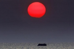 Yannis Behrakis (Reuters) 11 agosto 2015. Un gommone al tramonto pieno di profughi siriani alla deriva nelle acque del Mar Egeo, tra Grecia e Turchia, dopo un'avaria al motore al largo dell'isola di Kos